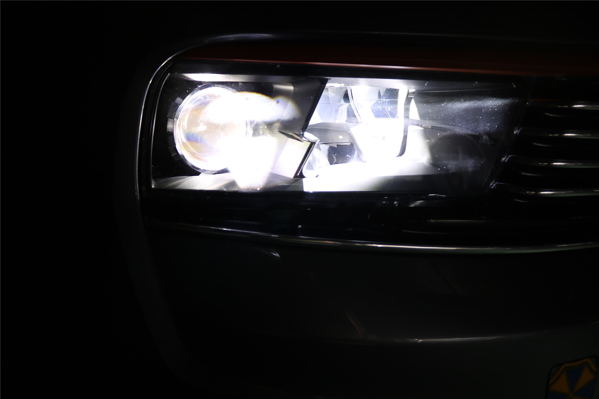 天一車燈領(lǐng)克01車燈改裝米石三周年LED大燈效果展示