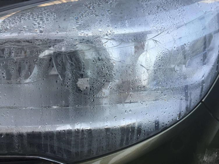 大燈進水